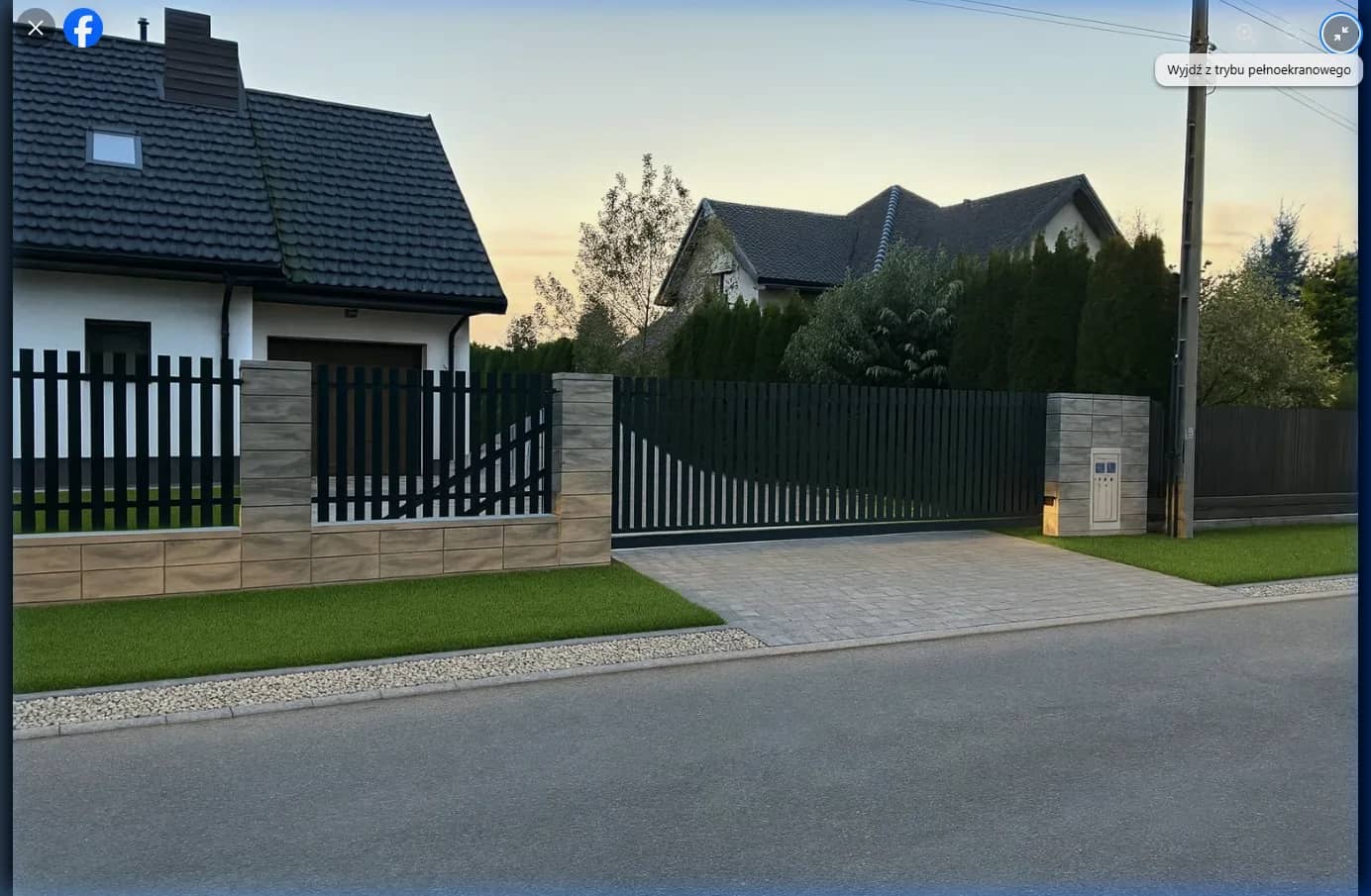 Ogrodzenie palisadowe o zachodzie słońca