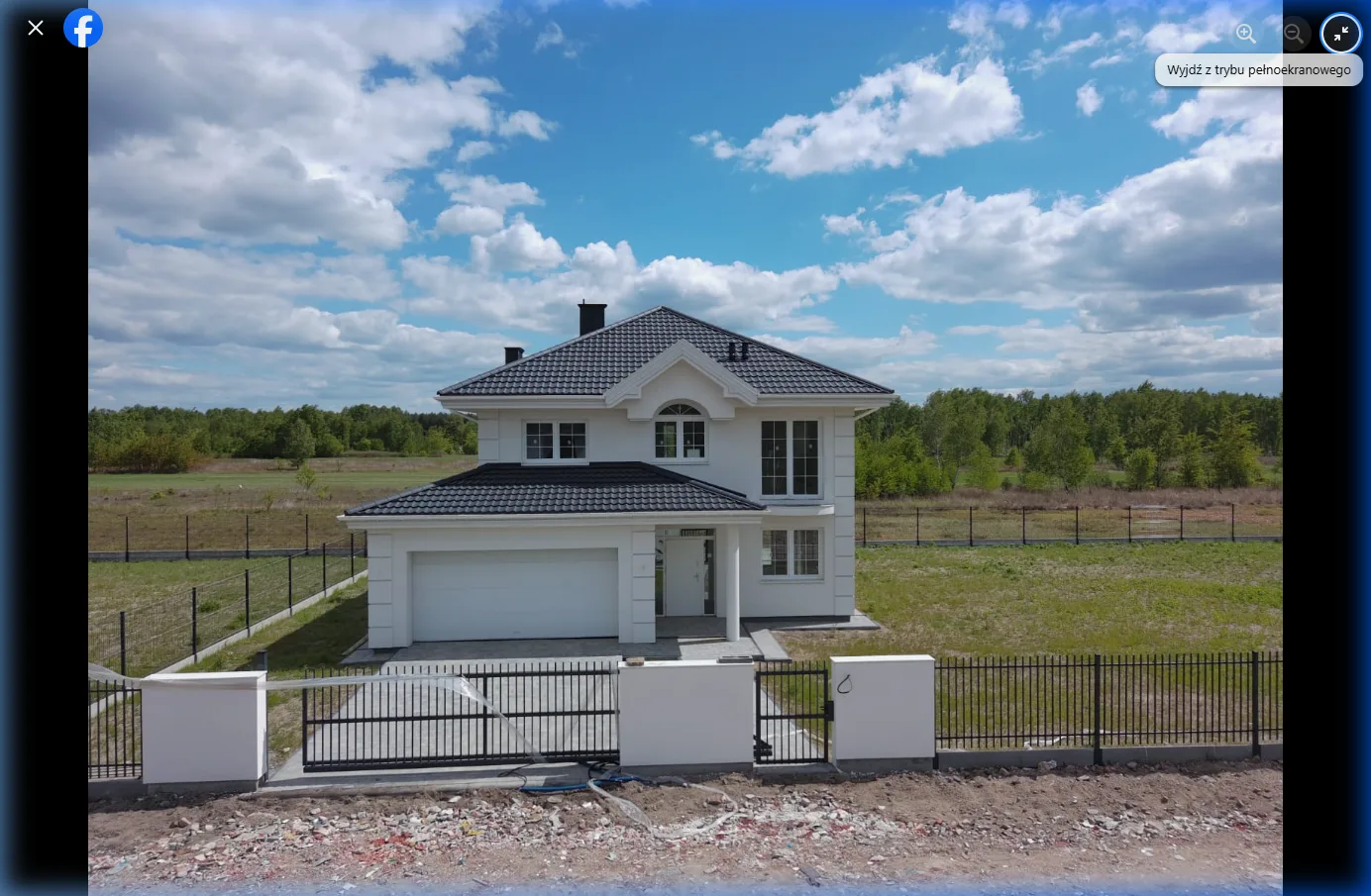 Realizacja — biały dom z panelowym ogrodzeniem z bramy, widok z drona