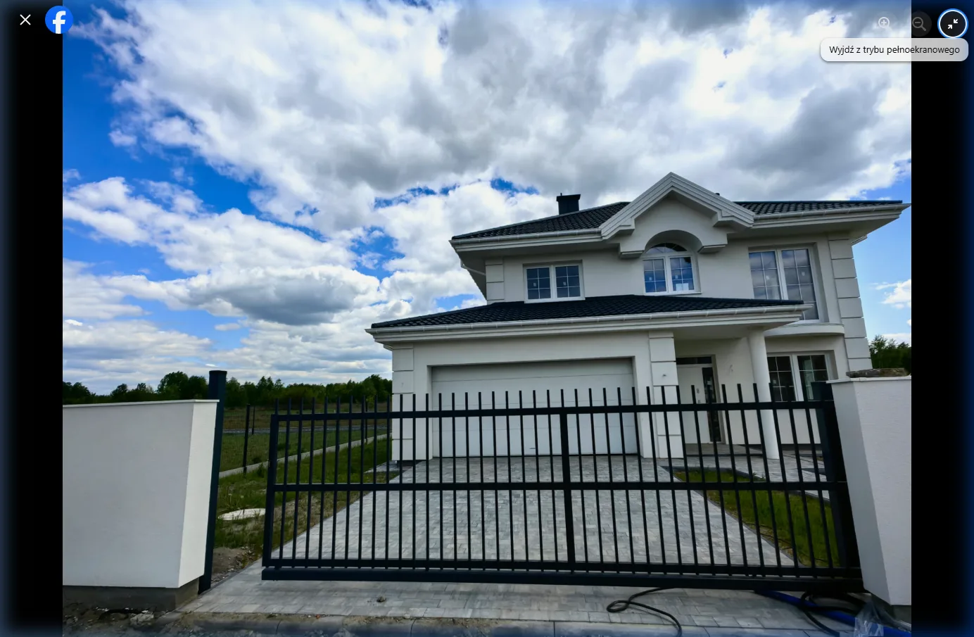 Brama wjazdowa z laserowym wzorem falowym — zbliżenie, antracyt + kostka